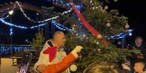 Μια μεγάλη αγκαλιά τα Τρόπαια στη φωταγώγηση του Χριστουγεννιάτικου δέντρου