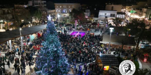 Φωταγωγήθηκε το χριστουγεννιάτικο δέντρο της Μεγαλόπολης