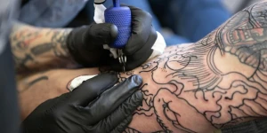 Σκέψου το πριν κάνεις τατουάζ ή piercing: Τι αλλάζει με τους νέους κανόνες στην Ελλάδα