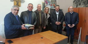 Το Επιμελητήριο Αρκαδίας δίπλα στην εκπαιδευτική κοινότητα: Δωρεά απινιδωτή στο 1ο Εργαστηριακό Κέντρο Τρίπολης