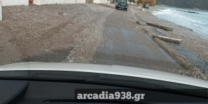 Η θάλασσα βγήκε... στη στεριά στον Τυρό από τη χθεσινή κακοκαιρία