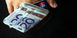 Κατώτατος μισθός 2026: Στο τραπέζι τα 910–920 ευρώ και νέες αυξήσεις σε επιδόματα