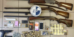 Χειροπέδες σε 34χρονο και 29χρονη για ναρκωτικά και όπλα στη Μεσσηνία