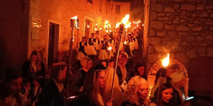 Η "Λαμπαδηφορία Βυτίνας" φώτισε συμβολικά τη μνήμη και την ιστορία του τόπου