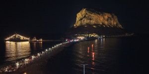 Με φόντο την επέτειο της Απελευθέρωσης φωταγωγήθηκε ο Βράχος της Μονεμβασιάς