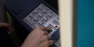 Μπαράζ πληρωμών από e-ΕΦΚΑ και ΔΥΠΑ έως τις 23 Ιανουαρίου