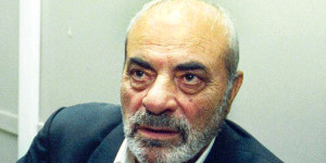 Όταν ο Στέλιος Καζαντζίδης αναγκάστηκε να πει το ίδιο τραγούδι 22 φορές με το όπλο στον κρόταφο