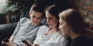 Αύριο ανακοινώνεται το κυβερνητικό σχέδιο για την προστασία των ανηλίκων στα social media