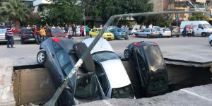 Ο χρόνος "πάγωσε" στην Καλλιθέα: Η τρύπα που «κατάπιε» αυτοκίνητα το 2018, υπάρχει ακόμα...