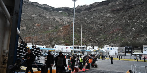 "Πρώτη φορά συμβαίνει κάτι τέτοιο": 10.500 έχουν φύγει από τη Σαντορίνη - Τι ισχύει με τα εισιτήρια