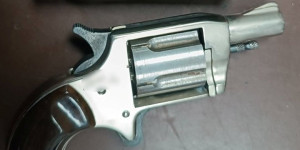 Χειροπέδες σε 47χρονο που κατείχε περίστροφο και φυσίγγια