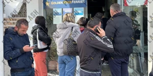 Μεγάλες ουρές στη Σαντορίνη για ένα εισιτήριο: Συνεχίζεται ο "χορός των Ρίχτερ"