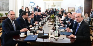 Ανασχηματισμός: Αποφάσεις με βαριά σκιά από τα Τέμπη και υπό την πίεση των δημοσκοπήσεων