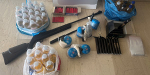 Εκρηκτικοί μηχανισμοί, κροτίδες, αεροβόλο όπλο και πτυσσόμενη μεταλλική ράβδος σε οικίες στην Κόρινθο