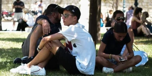 Κινητά στα σχολεία: Ανοιχτά non stop στην τάξη – Γιατί είναι δύσκολο να εφαρμοστεί ο νόμος