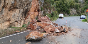 Πτώση μεγάλων βράχων στην ΕΟ Τρίπολης - Πύργου στα Λαγκάδια