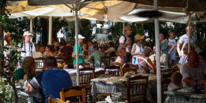 Καταγγελία Βρετανών τουριστών για αισχροκέρδεια στην Πλάκα – Τι απαντούν στον Flash καταστηματάρχες