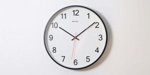Tα ξημερώματα της Κυριακής, οι δείκτες των ρολογιών θα μετακινηθούν μία ώρα μπροστά