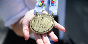 Πρωτοετείς σπουδαστές της Δημόσιας Σ.Α.Ε.Κ. Στεμνίτσας φιλοτέχνησαν τα μετάλλια ποδηλατικού αγώνα