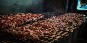 Καμία απαγόρευση στις ψησταριές των πανηγυριών - Διευκρινίσεις από την κυβέρνηση