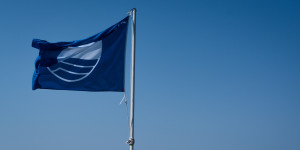 Τέσσερις ακτές της Πελοποννήσου... έχασαν τη "Γαλάζια Σημαία" με την οποία είχαν βραβευτεί