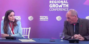 Χαμός μεταξύ Βαρουφάκη και δημοσιογράφου: «Είστε γελοία, κυρία μου»