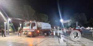 Πλύσιμο των κάδων απορριμμάτων και της κεντρικής πλατείας Μεγαλόπολης