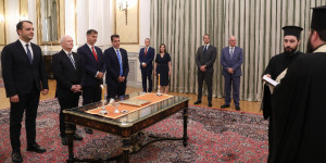 Ορκίστηκαν τα νέα μέλη της κυβέρνησης στο Προεδρικό Μέγαρο