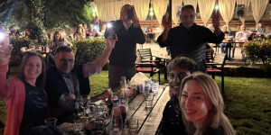 Στους ρυθμούς των "Decibel" ο Κώστας Τζιούμης και αρκετός κόσμος