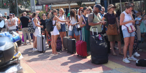 Απαγορευτικό απόπλου: Τι γίνεται με τις κρατήσεις ξενοδοχείων και εισιτηρίων