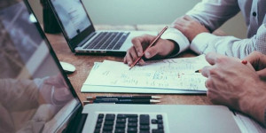 Ποιοι οικονομολόγοι μπορούν να λάβουν το επίδομα των 1.900€ – Όλα τα κριτήρια και οι όροι συμμετοχής