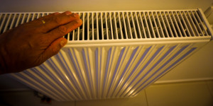 Γιατί παγώνεις στο σπίτι παρότι έχεις θέρμανση – Από πού χάνεται η ζέστη