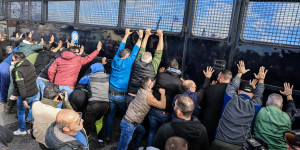 Στους δρόμους οι αγρότες - Ένταση με την αστυνομία στο μπλόκο της Νίκαιας στη Λάρισα