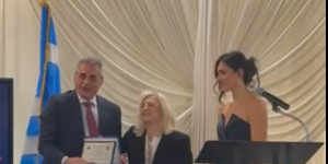 Τιμητική διάκριση στον Κώστα Τζιούμη από την Παναρκαδική Ομοσπονδία Αμερικής