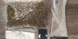 Σύλληψη ενός ατόμου στην Αργολίδα για παραλαβή δέματος που περιείχε ναρκωτικά